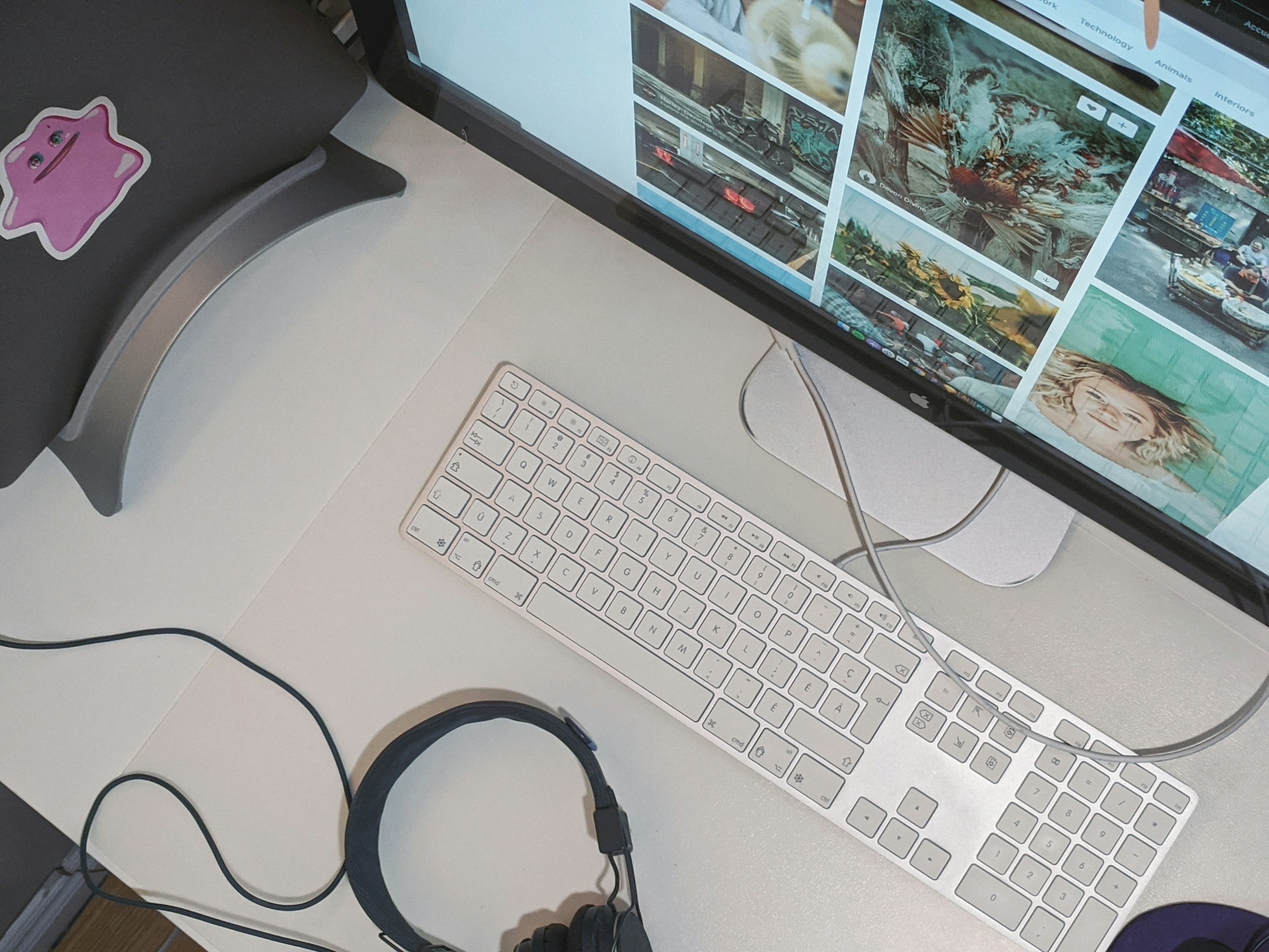 imac plateado y teclado de apple