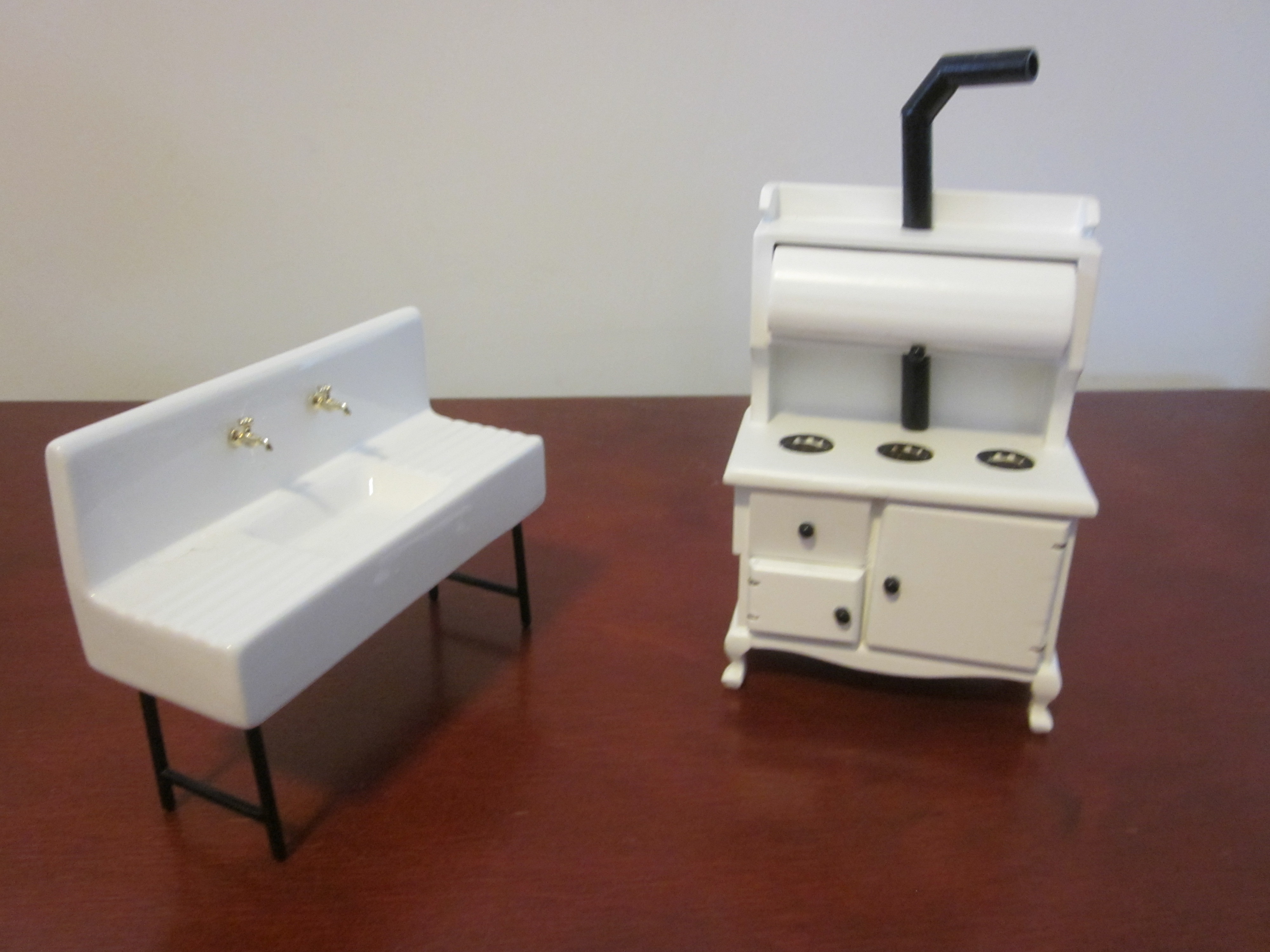 1920´S PORCELAN SINK
CM- D 6268 no. 142
$406-25
ESTUFA BLANCA METALICA
CM