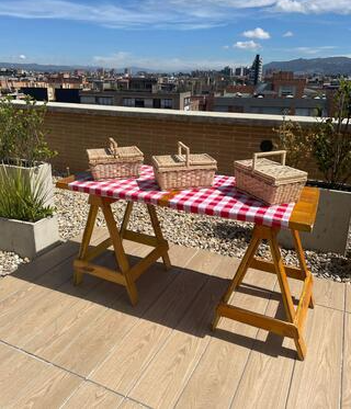 ** Mesa Caballete
Caballete Pequeña con patas Altas
1.62Cm x 71cm Alto
$ 60.000
Camino de mesa
$10.000
$20.000 cesta picnic