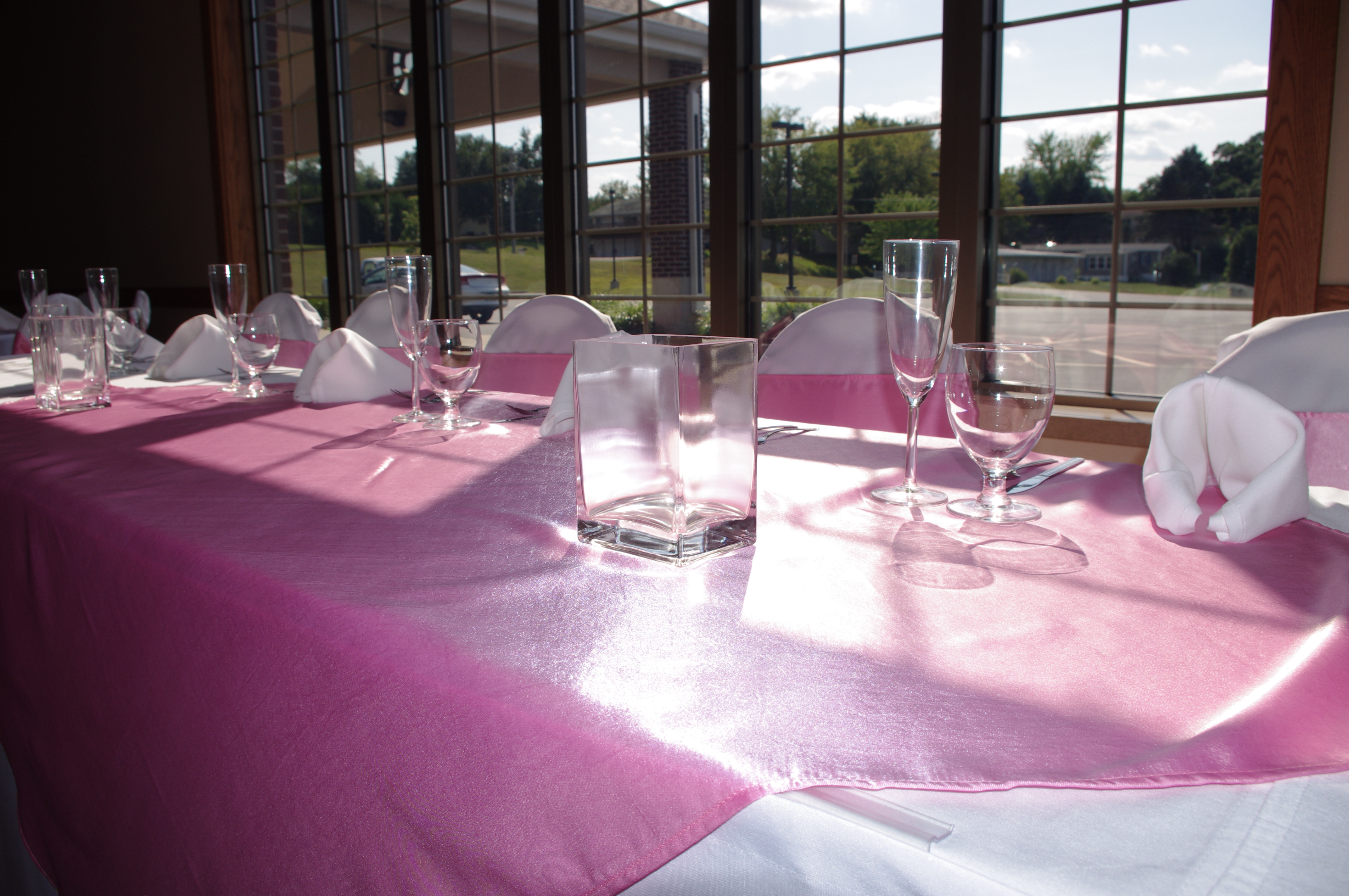 Fruechte Room - head table with rose tablecloth