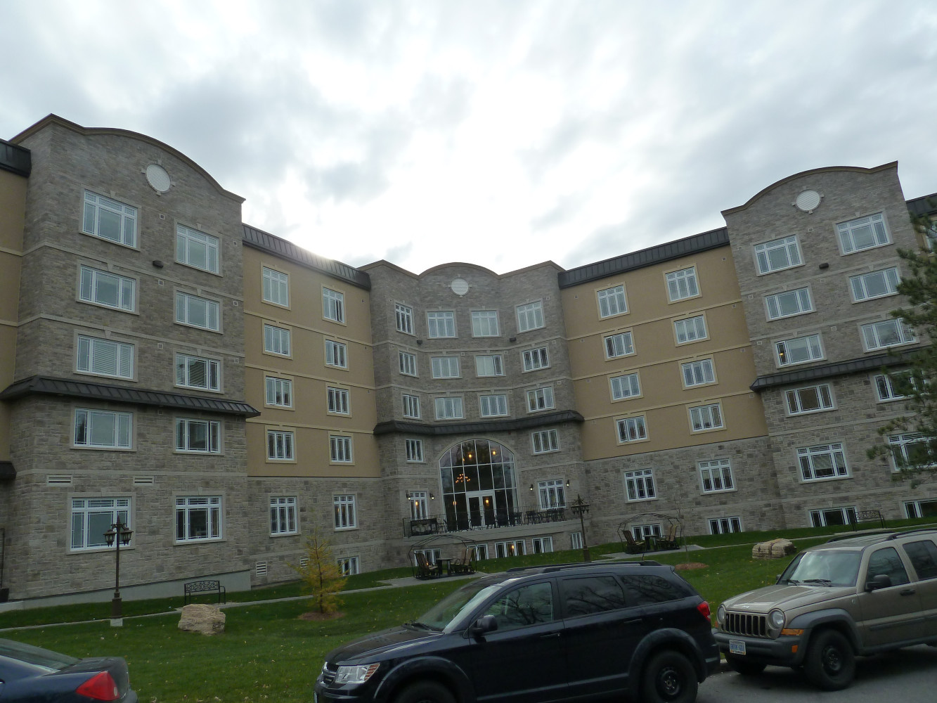 VALLEY STREAM MANOR - Retirement Living
2 Valley Stream Drive, Ottawa, ON