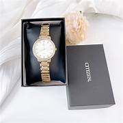 Oficina luminosa con plantas, lápices en vaso, tazas y carpetas sobre escritorio de madera.