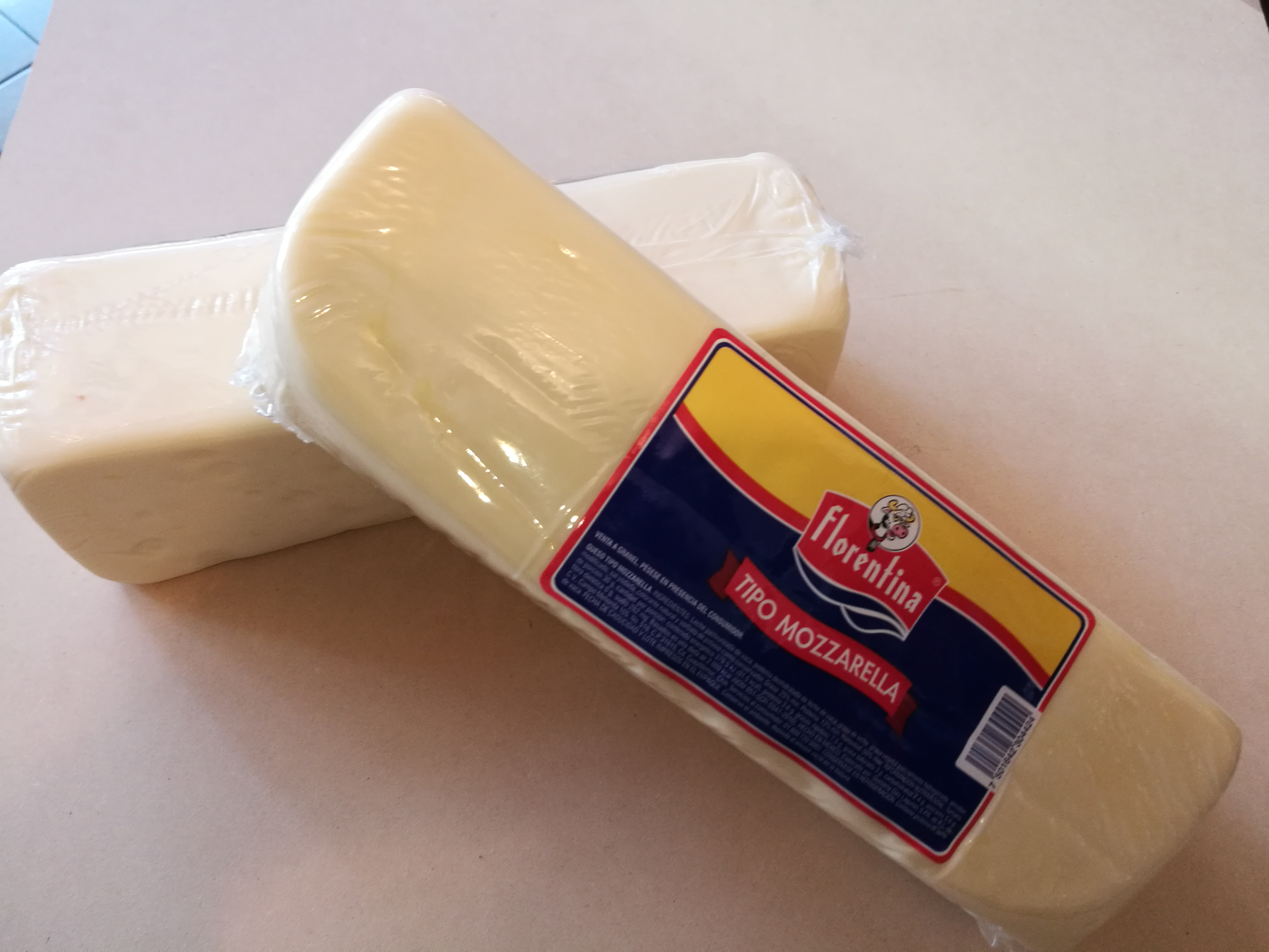 Queso tipo mozzarella barra. 2.5 kgs aprox.
$104.00 kilo, precio mayoreo.
$124.00 kilo, precio menudeo.