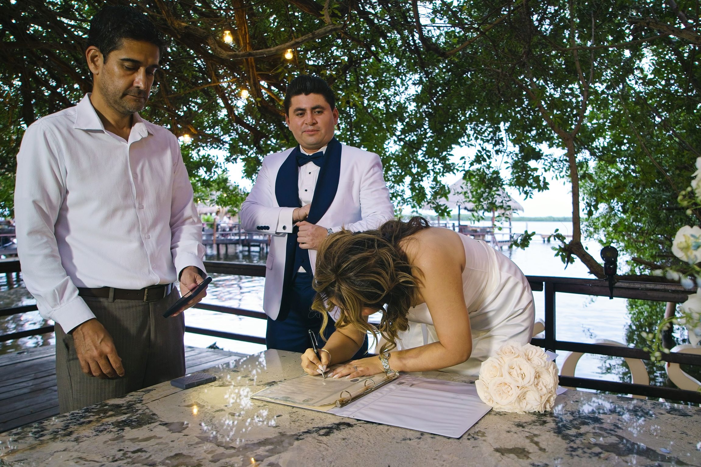 https://0201.nccdn.net/1_2/000/000/08a/16f/luxartifices-wedding-navios-cancun-bride-and-groom-sunset019.jpg