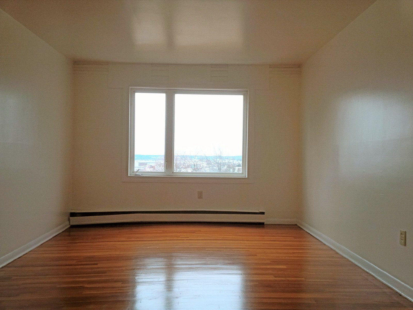 500 Douglas A17 Living Room