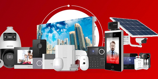 una torre con varios teléfonos móviles en la parte superior