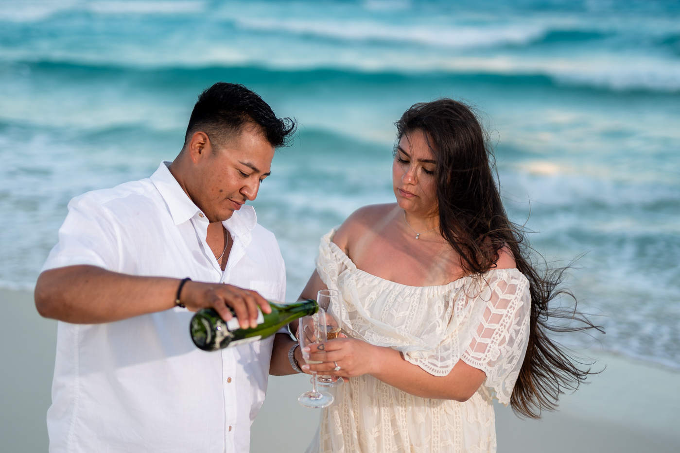 https://0201.nccdn.net/1_2/000/000/08a/def/romantic-mariachi-proposal-in-cancu%CC%81n107.jpg