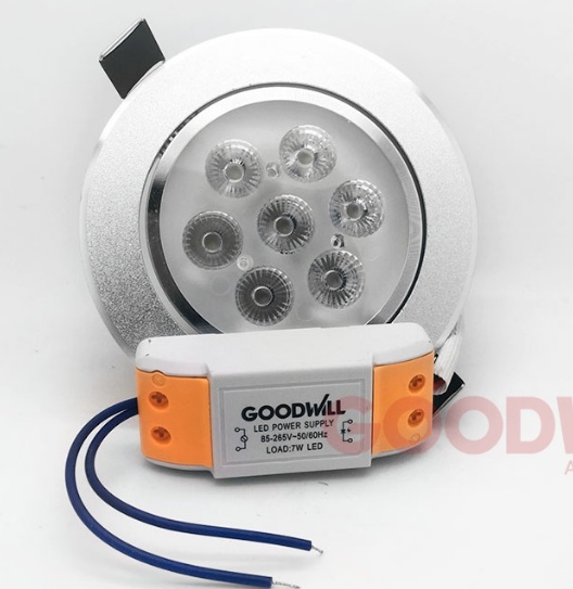 LUMINARIO DE LED 7W CON MOVIMIENTO , COLOR PLATA 
CÓDIGO: 67332
MARCA: GOODWILL