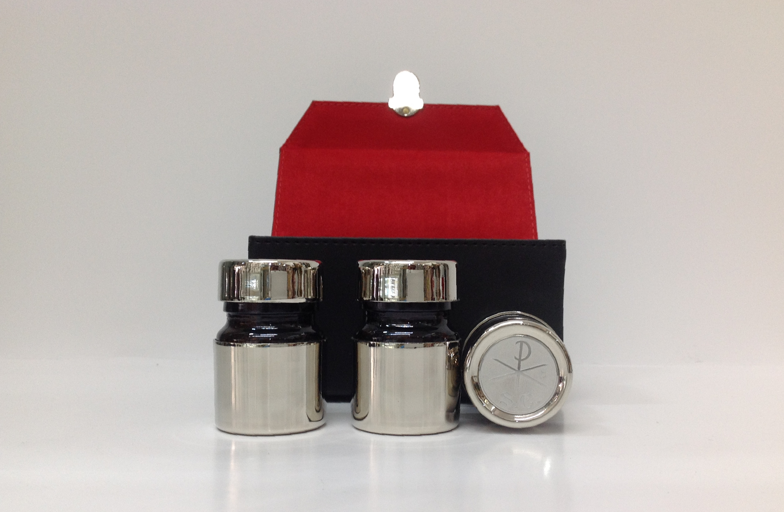 JUEGO DE CRISMERAS NIQUELADAS CON ESTUCHE EN TAMAÑO MEDIANO

preguntar por existencias.