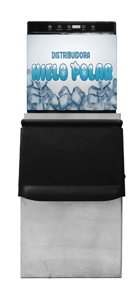 Hielo en cubos amontonados alrededor de una nevera portátil blanca sobre fondo gris.