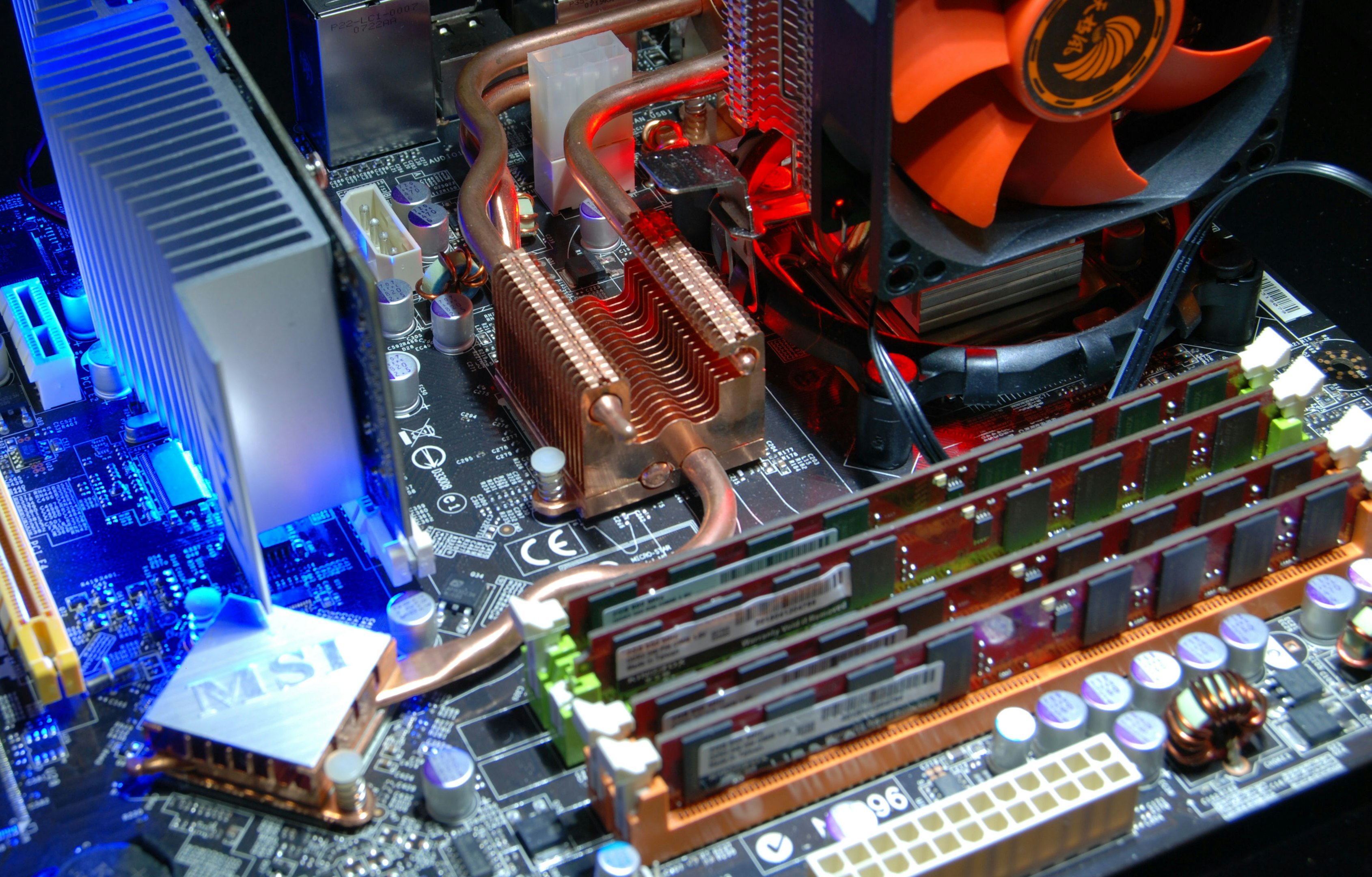 placa base de computadora con palitos de RAM y sistema de refrigeración de mercado secundario