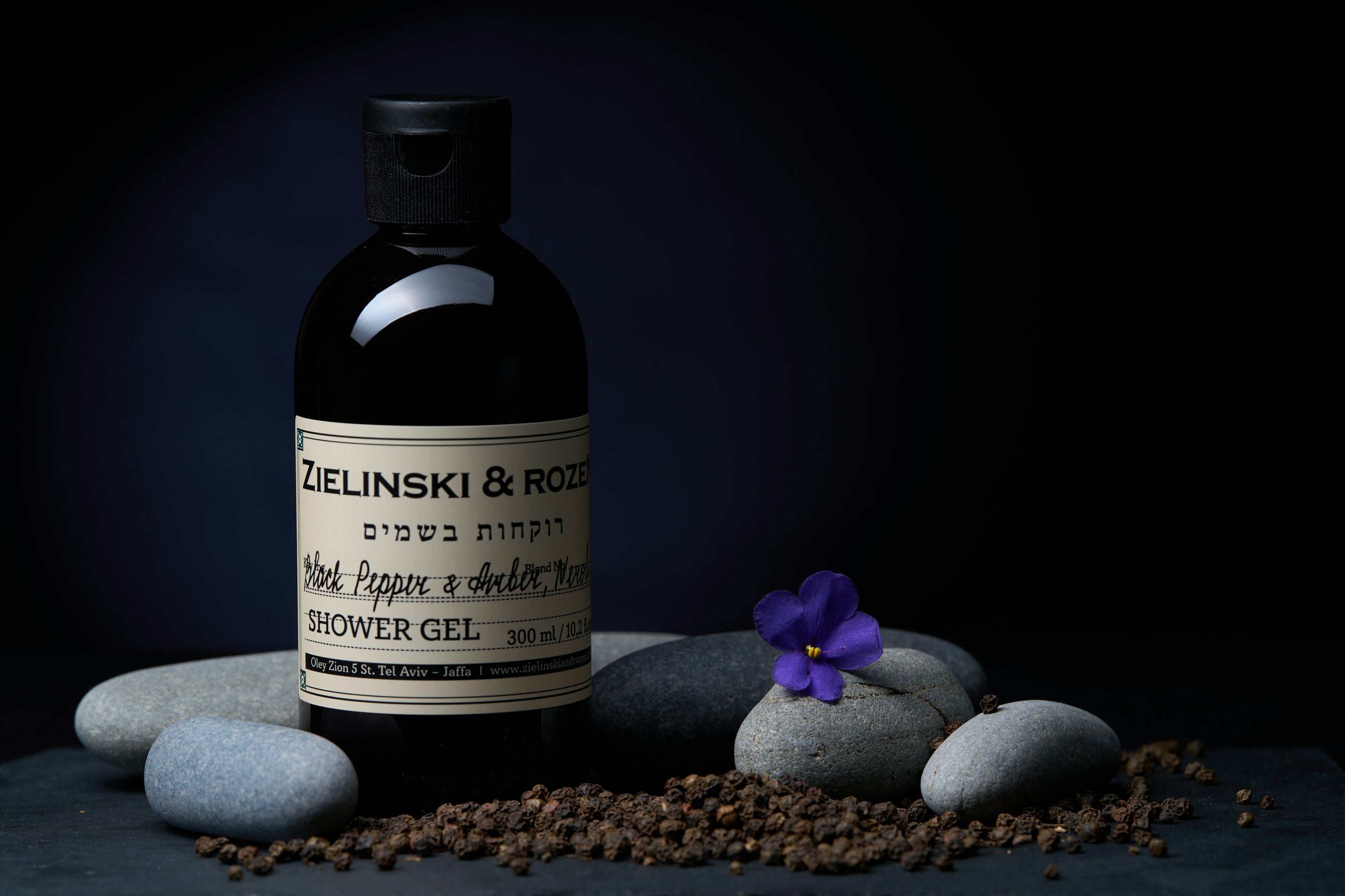 una botella de vino sobre rocas