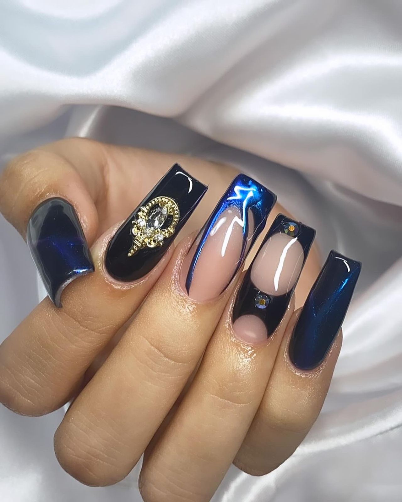 Moderno café minimalista con barra blanca iluminada, sillas elegantes y vista al jardín exterior a través de amplias ventanas.