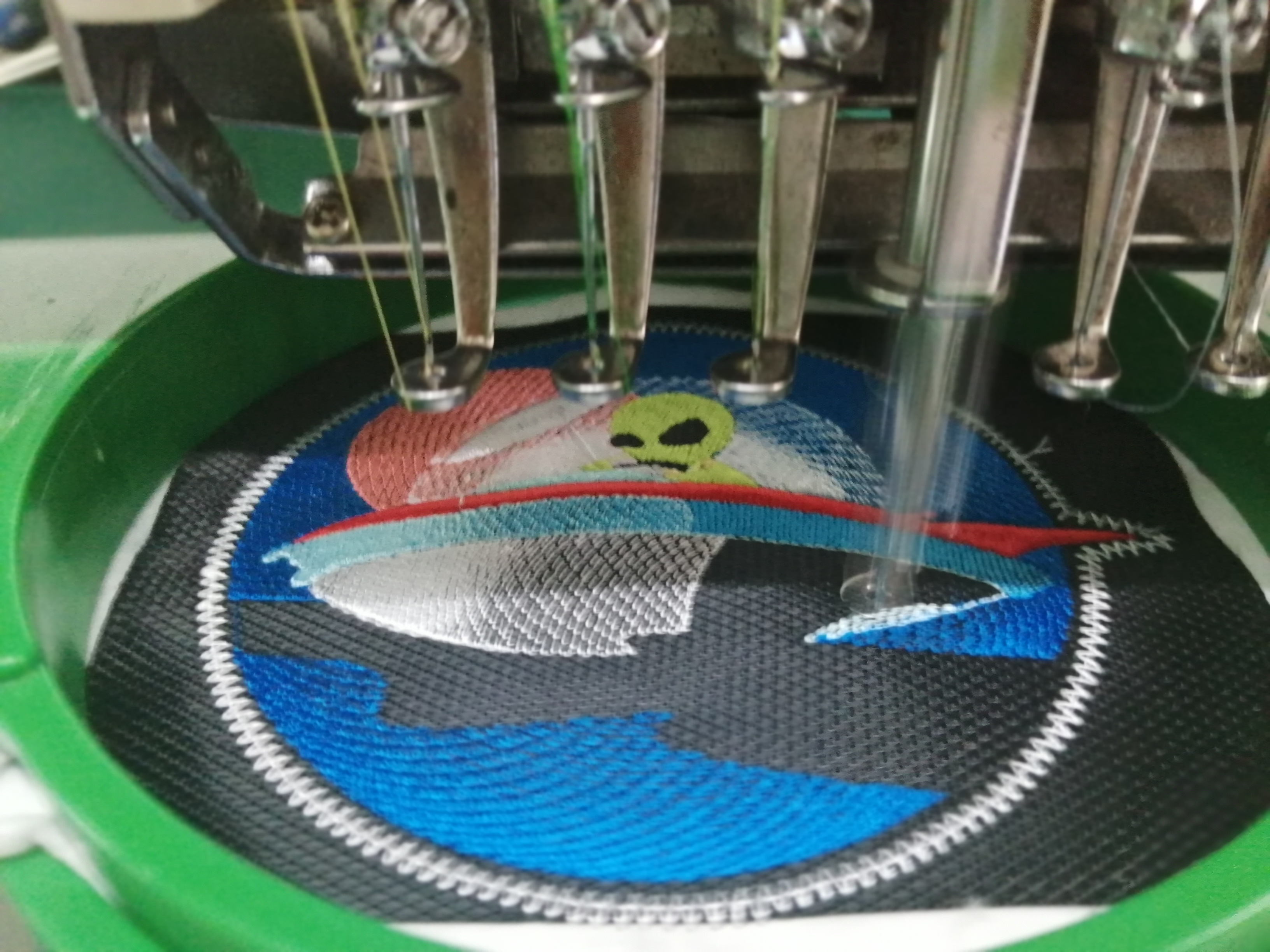 "BORDAMOS COMO SI PINTÁRAMOS UNA PINTURA EN UN LIENZO."
