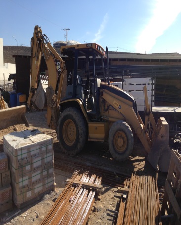 Retroexcavadora 420D
4x4 , Brazo Extendible 
Acoplador para rotomartillo
Disponible al momento