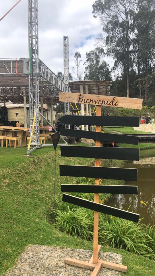 Tablero de Señalizaciones 
Medidas: 182cm de Altura 
83cm de largo 
Alquiler $ 50.000 