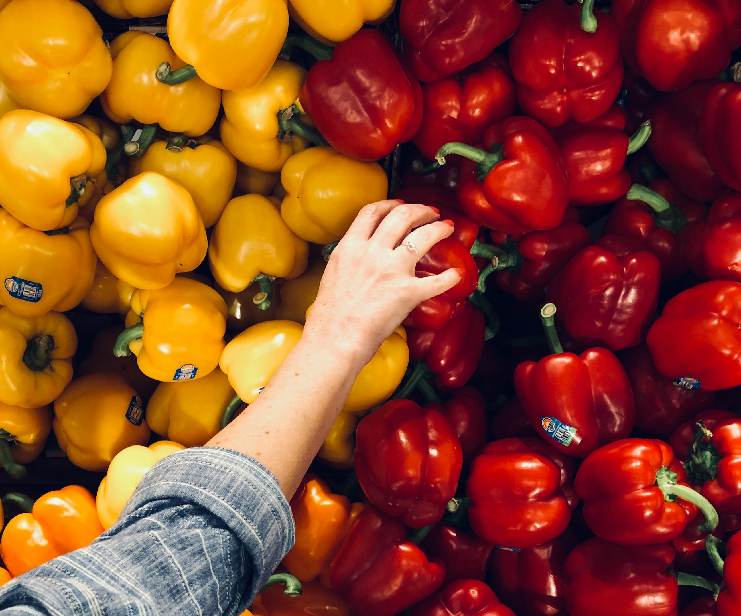persona sosteniendo un pimiento