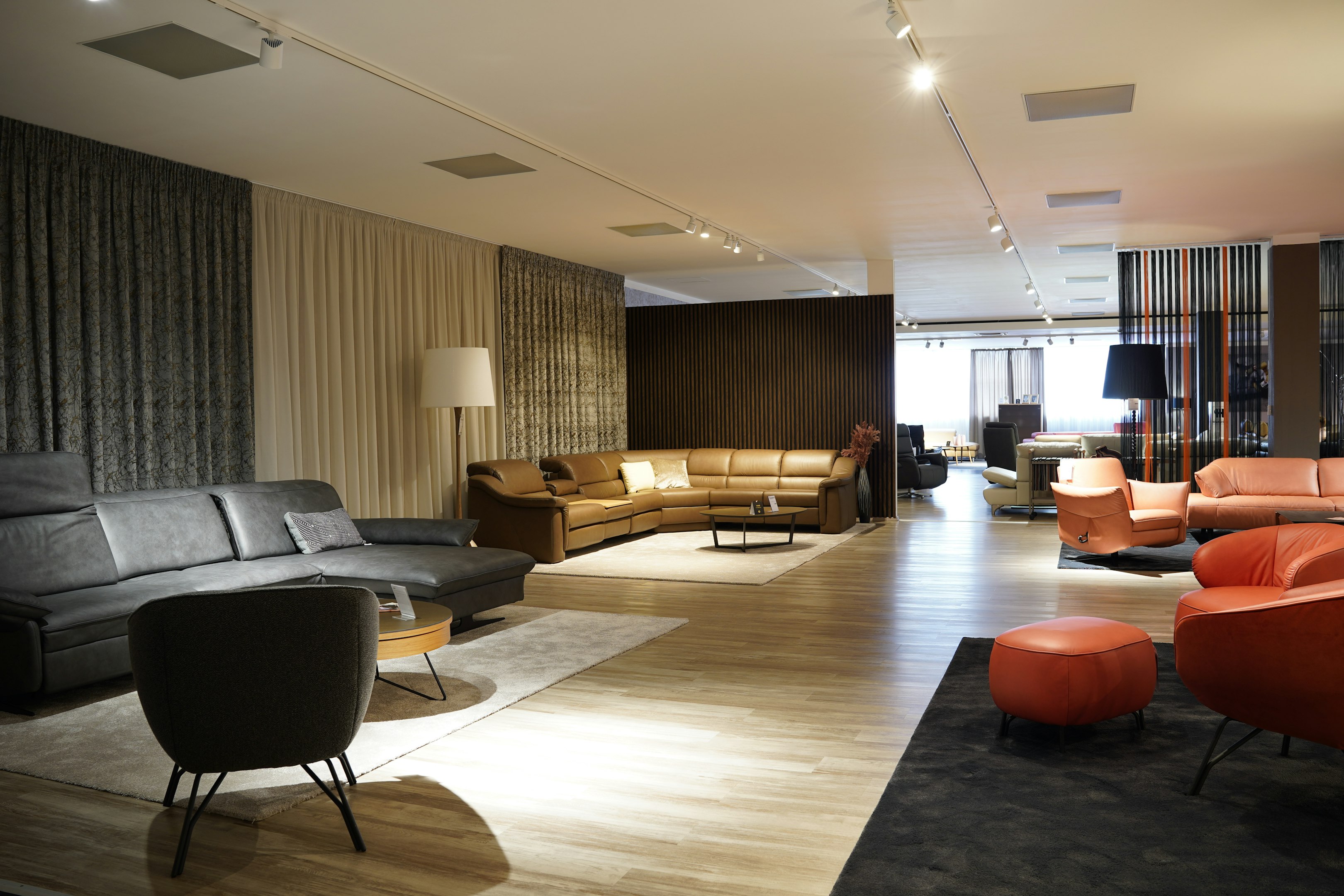 una sala de estar llena de muchos muebles