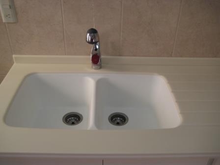 Suministro e instalación de tarja doble tina.