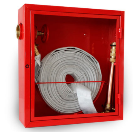 Ingeniero con casco amarillo inspecciona maquinaria en una fábrica moderna.