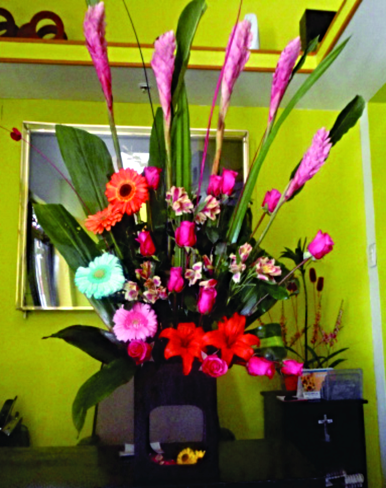 Arreglos A30 con liies, gerbera,rosas,hawaiana pueden variar de color.
$ 950