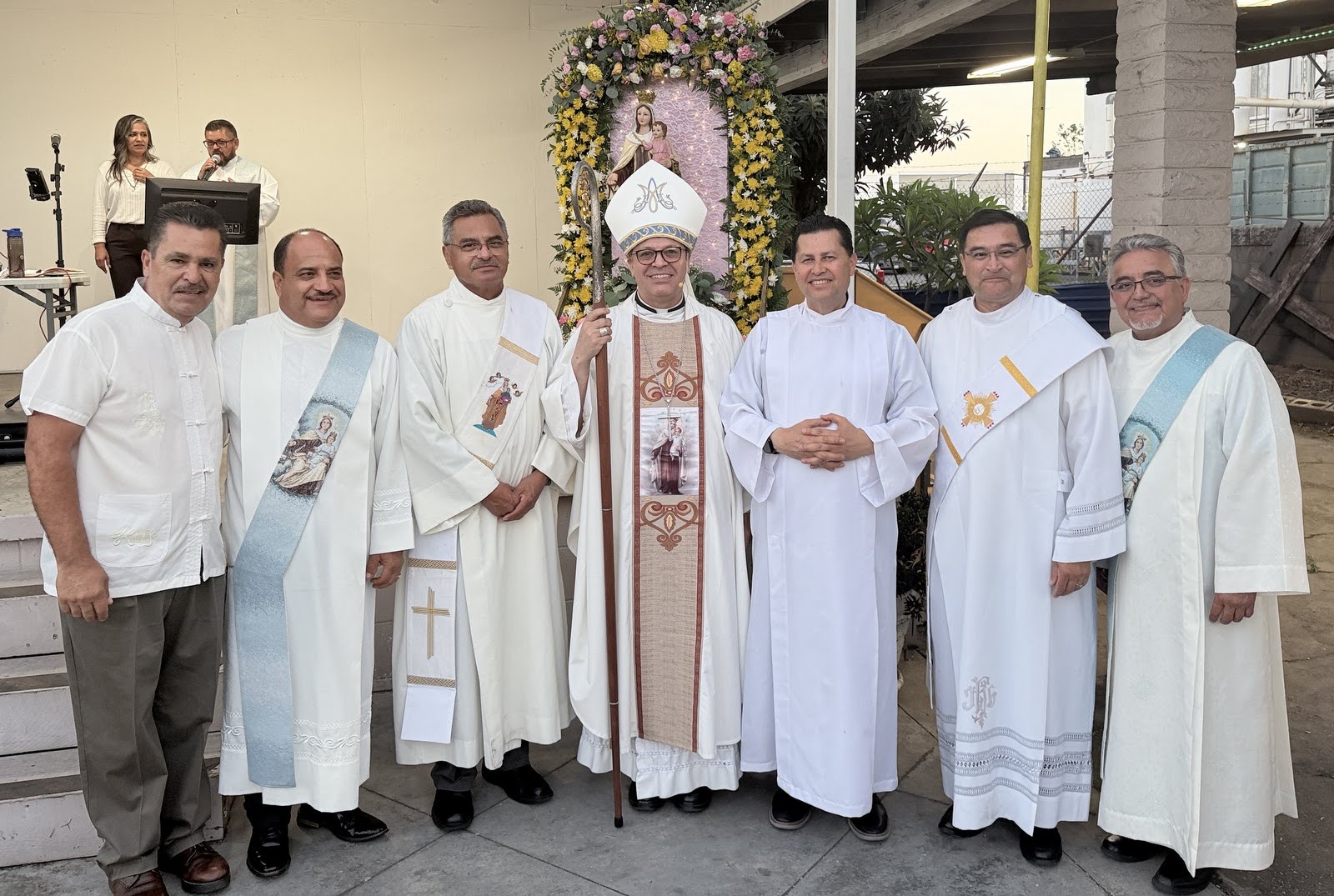 https://0201.nccdn.net/1_2/000/000/08e/9ee/deacons-w-bishop.jpg