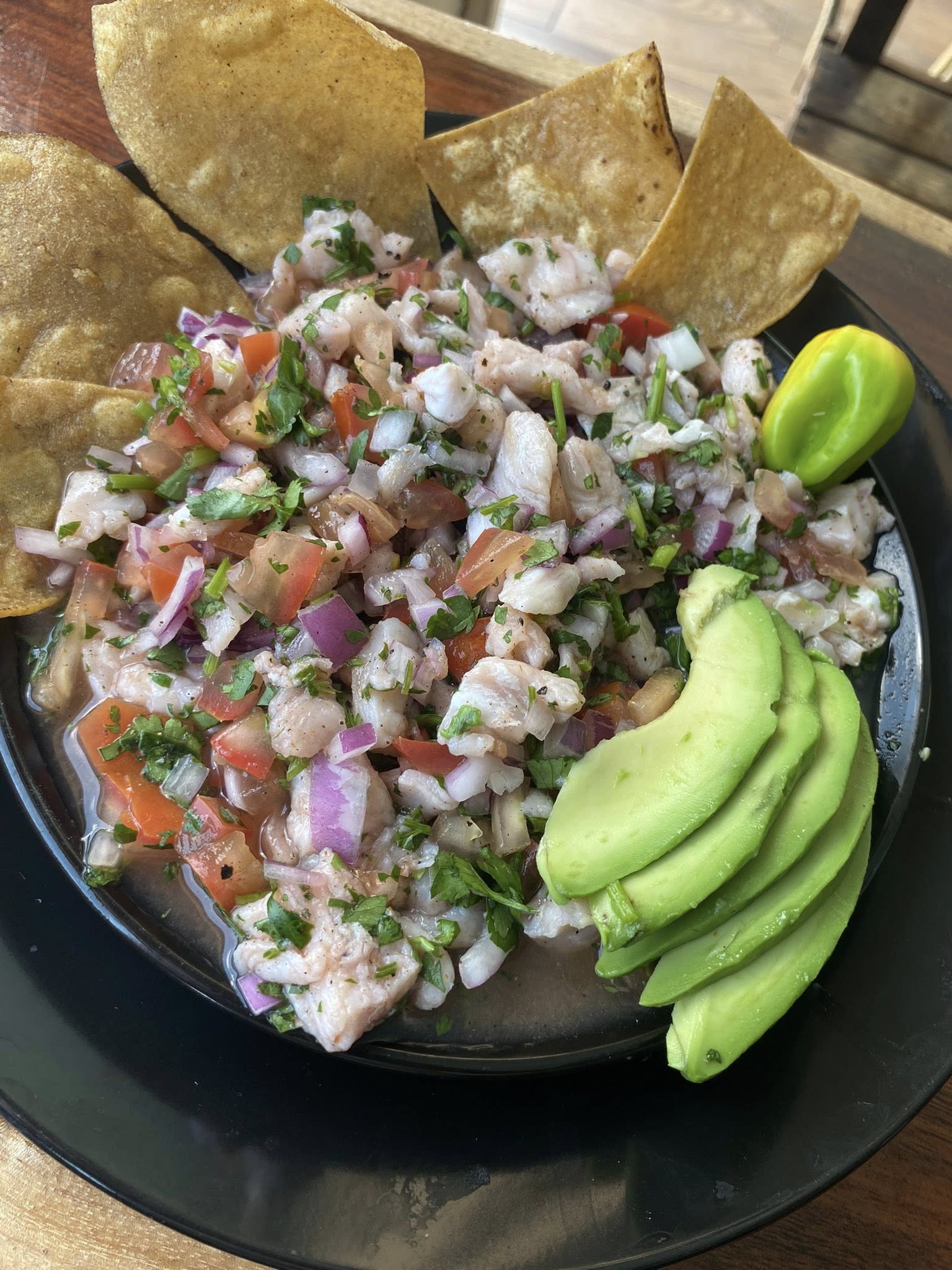 Plato de camarones cocidos con rodajas de limón, tomates cherry y guarnición de hierbas frescas en un ambiente de cocina acogedor. Plato de camarones cocidos con rodajas de limón, tomates cherry y guarnición de hierbas frescas en un ambiente de cocina acogedor.