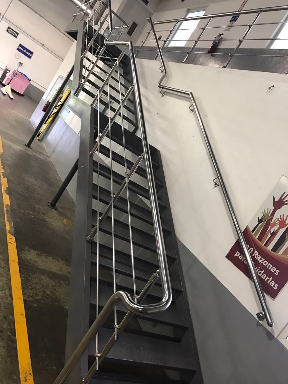 Escalera con pasamanos