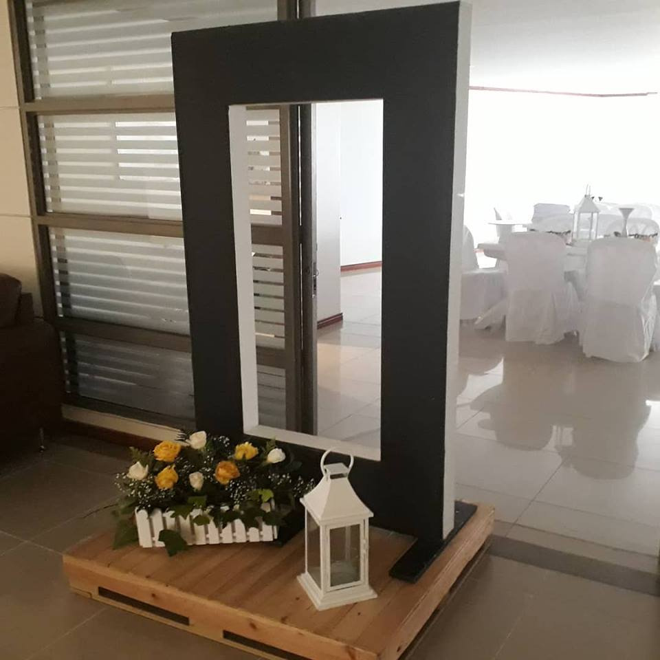 Arco tipo tablero para fotos y grabar mensaje 
Medidas: 170cm de Alto 
104cm de Largo
Alquiler $80.000