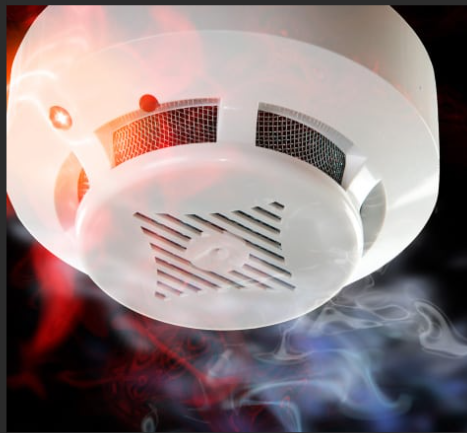 Robot industrial ensamblando dispositivo tecnológico en fábrica moderna.