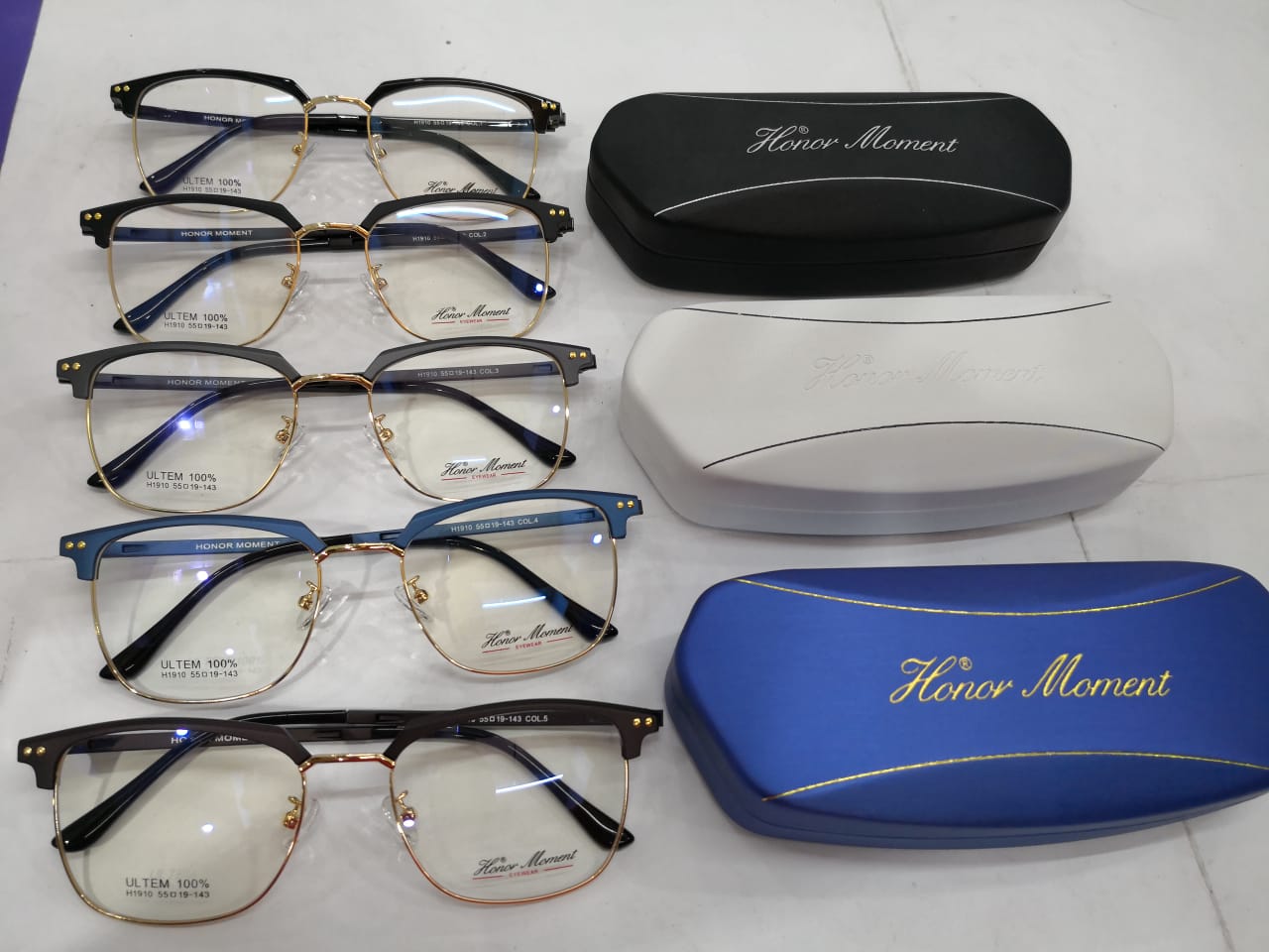 Modelo: H1910
Colores: Negro,  Negro brillante, Azul y Gris