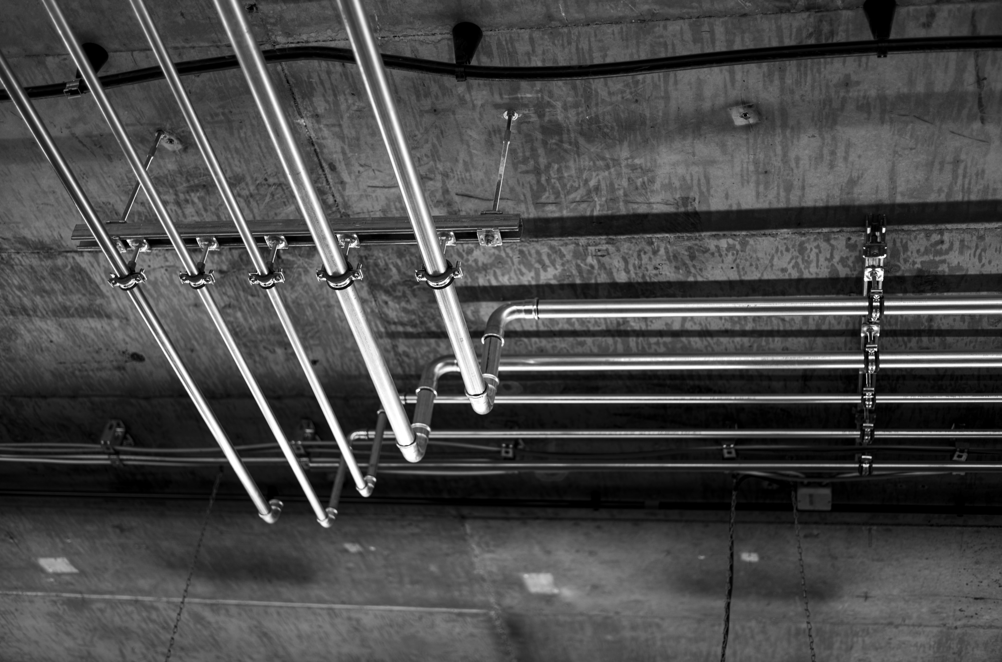 foto en escala de grises de una escalera
