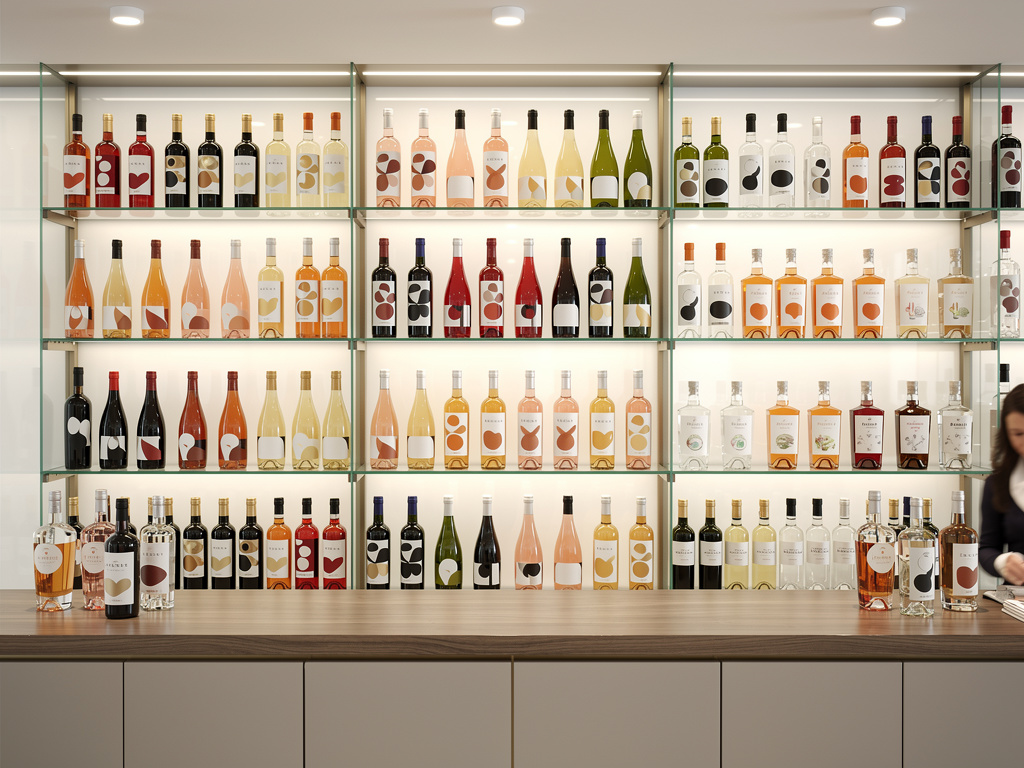Estantería iluminada de tienda de vinos con botellas de vino rosado, blanco y tinto organizadas en exhibición