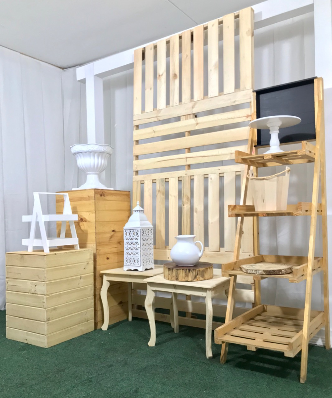 Escalera lineal 4 peldaños 
Color Madera Natural
Alquiler $ 60.000