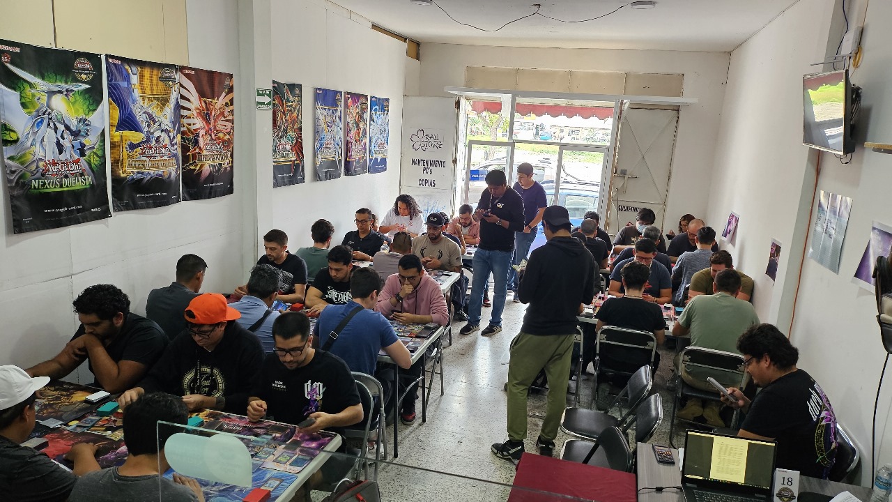Expositor de cartas de juego en una tienda con estanterías llenas de juegos de cartas y accesorios.