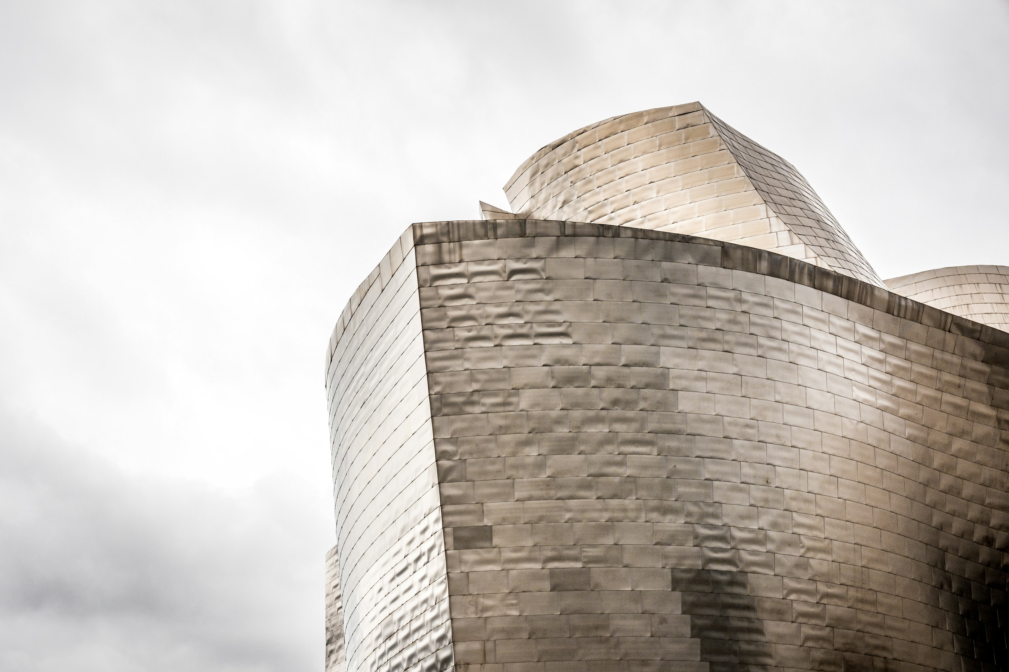 foto de ángulo bajo de edificio de gran altura