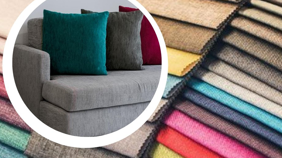Sala de estar moderna con sofá mostaza, cojines decorativos, plantas de interior y logotipo Textile Metric en la pared Sala de estar moderna con sofá mostaza, cojines decorativos, plantas de interior y logotipo Textile Metric en la pared