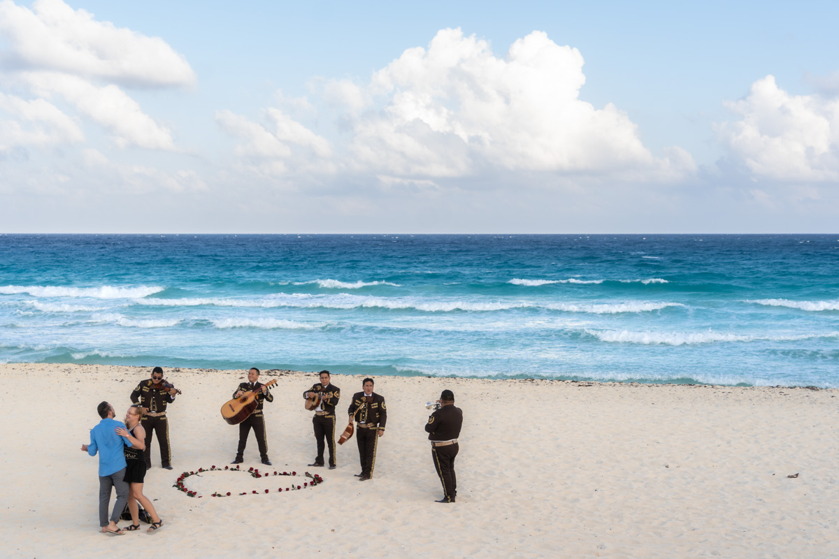 https://0201.nccdn.net/1_2/000/000/091/cbf/mariachi-surprise-playa-delfines-cancun-couple-session-lux-artif.jpg