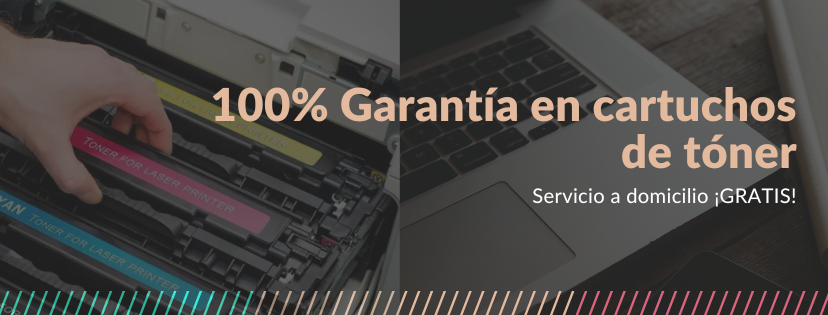 MacBook Pro cerca de un libro abierto blanco