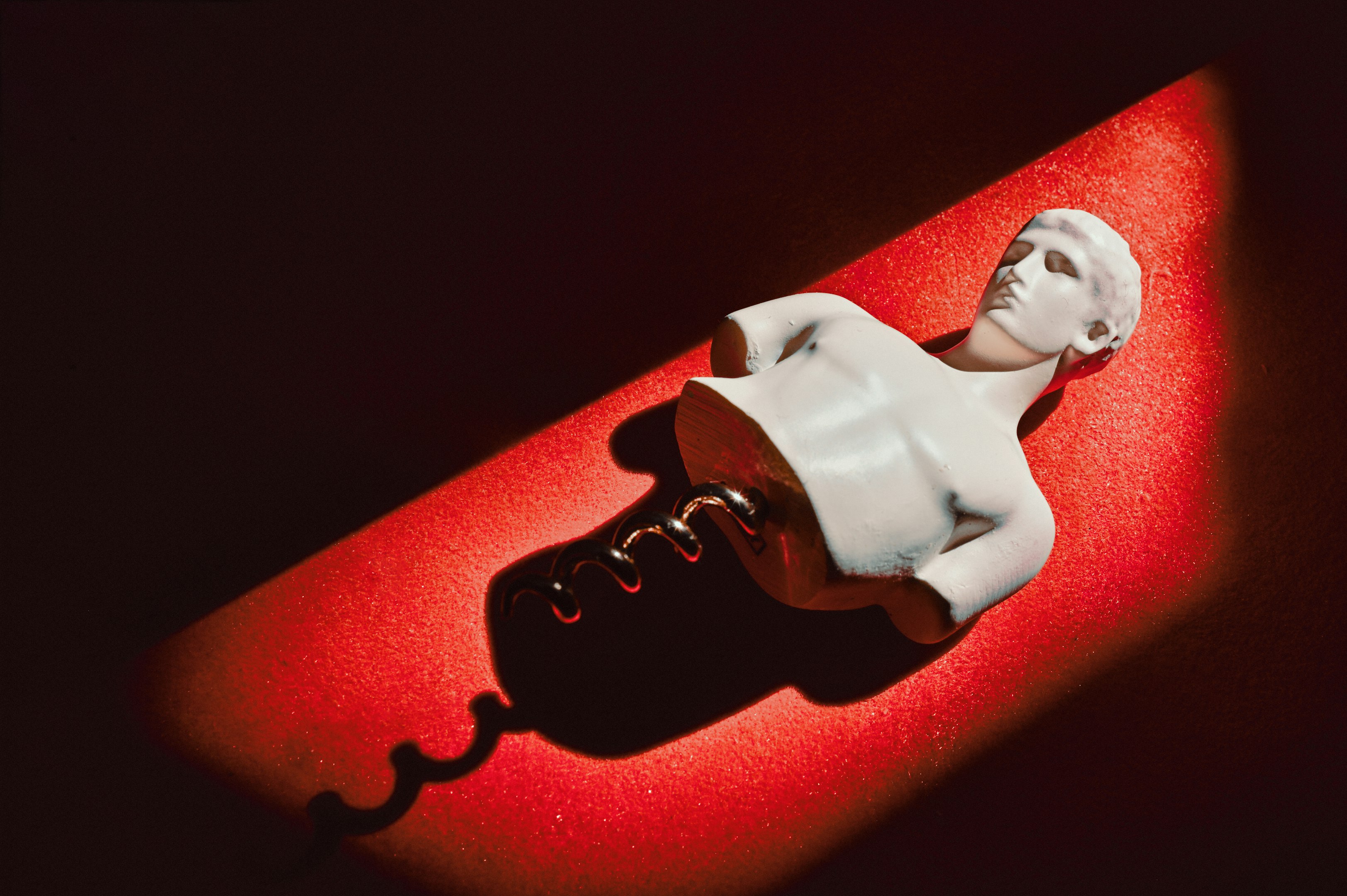 figura de ángel de cerámica blanca en textil rojo