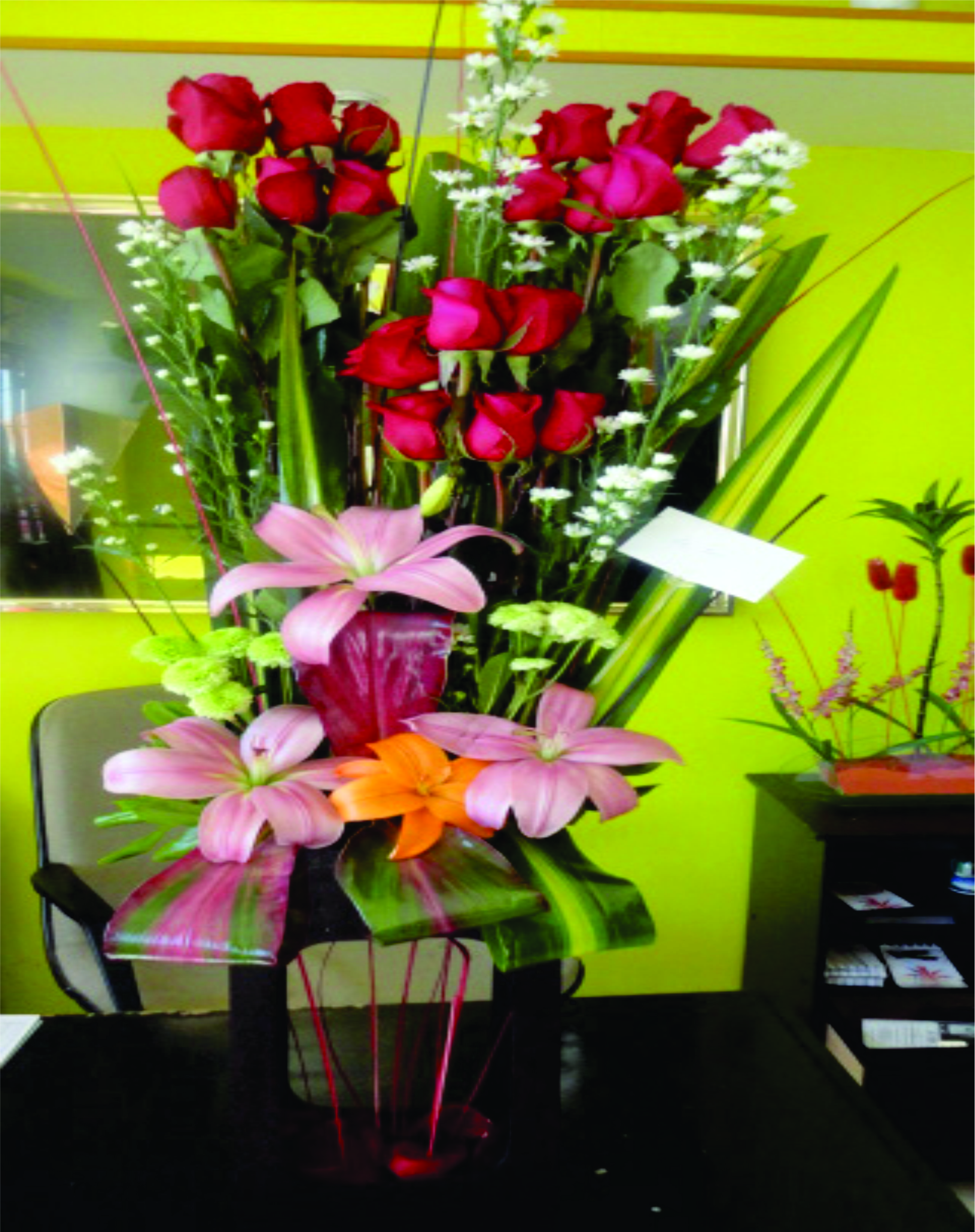 Arreglo A24 de 24 rosas rojas con tres lilies pueden variar de color.
$ 1100
