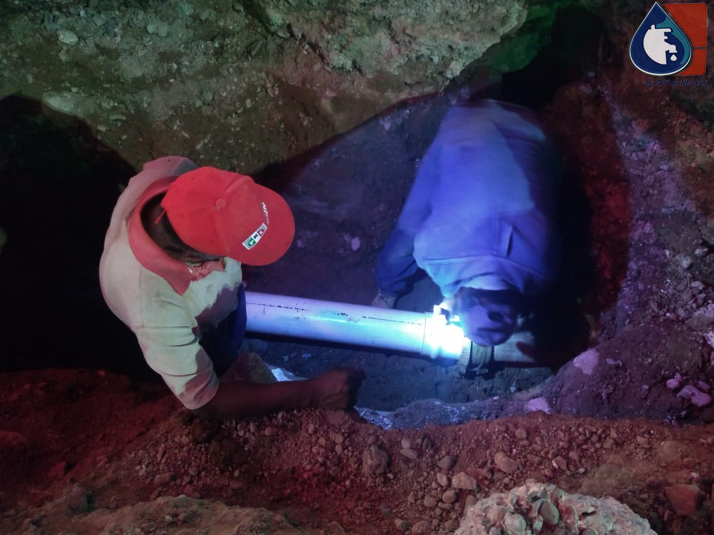 REPARACION DE FUGA DE AGUA EN LA LINEA DE CONDUCCION DE 6, EN LA AV. 2 DE ABRIL, ESQ. V