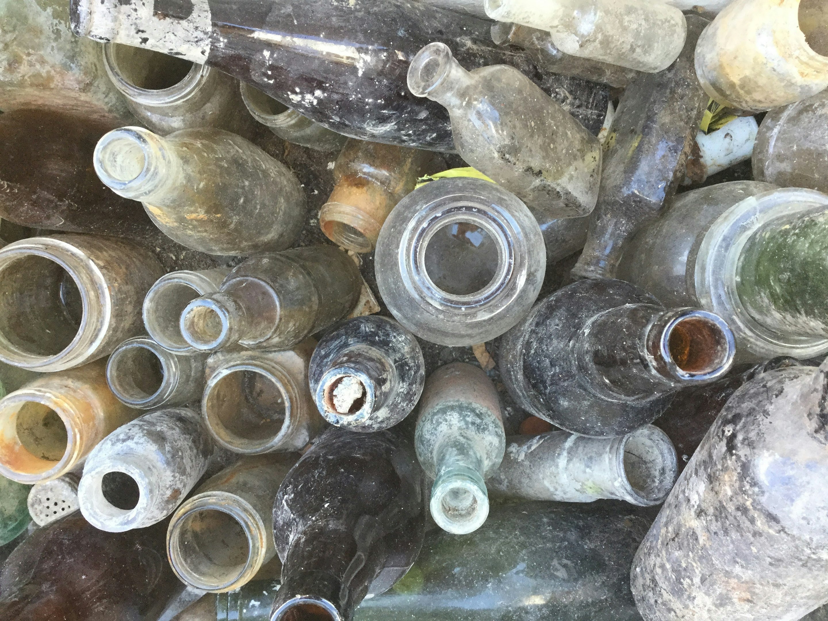 un montón de viejas botellas de vidrio situadas una al lado de la otra