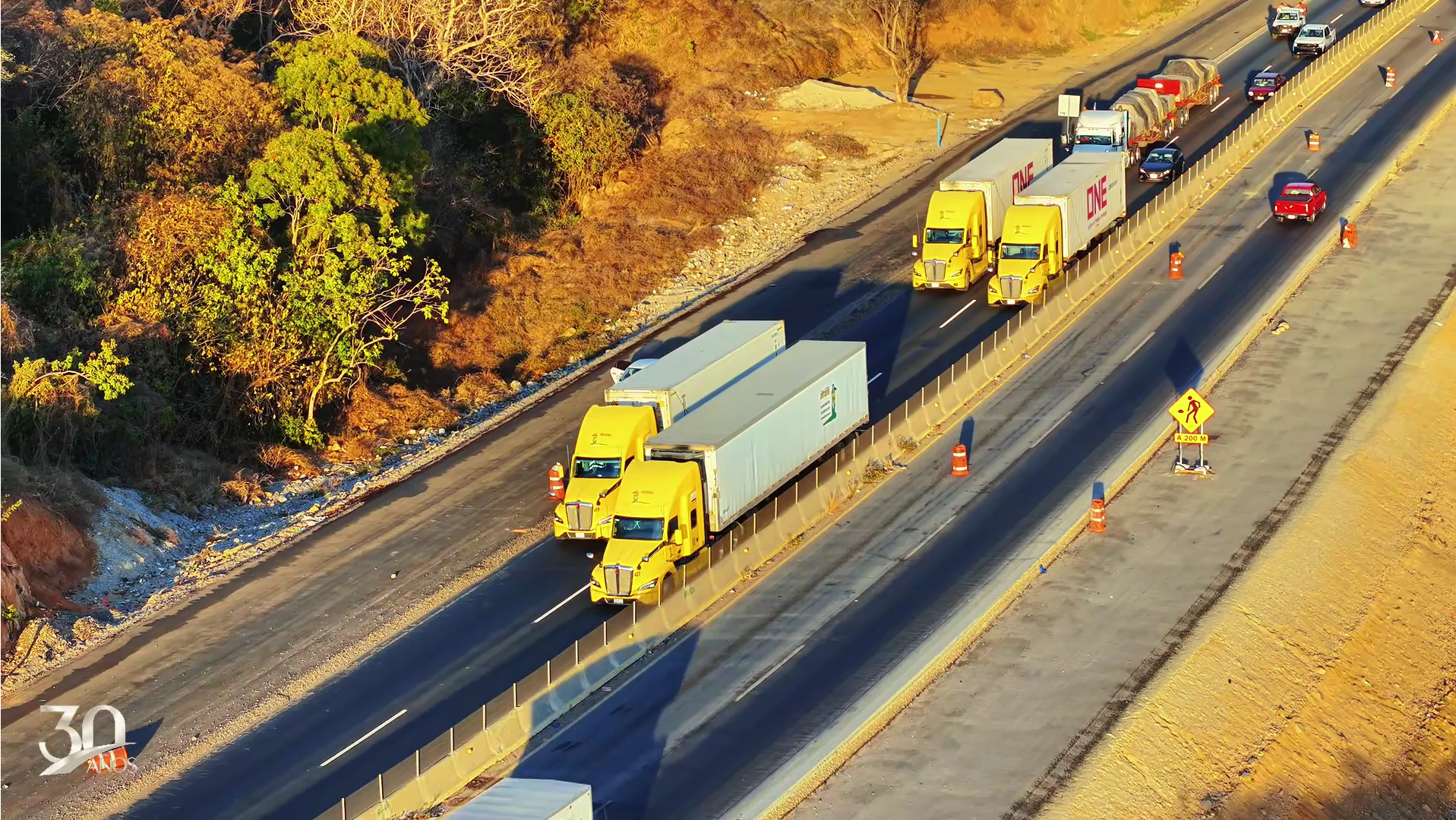 Camión blanco grande en movimiento dentro de un túnel bien iluminado.