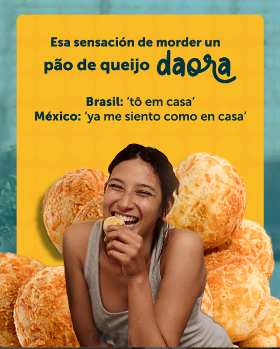 Mujer sonriendo mientras muerde un pão de queijo con fondo de eslogan en portugués y español.