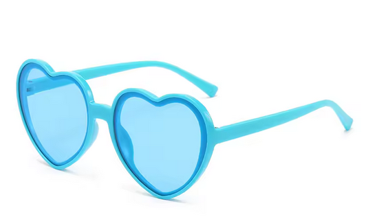 Herzförmige Sonnenbrille für Kinder. Dunkle Brille für Mädchen – transparente Rahmenfarbe. Blaue Farbe