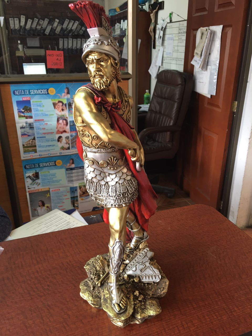 Escultura en resina con acabado
 dorado  y plateado con color