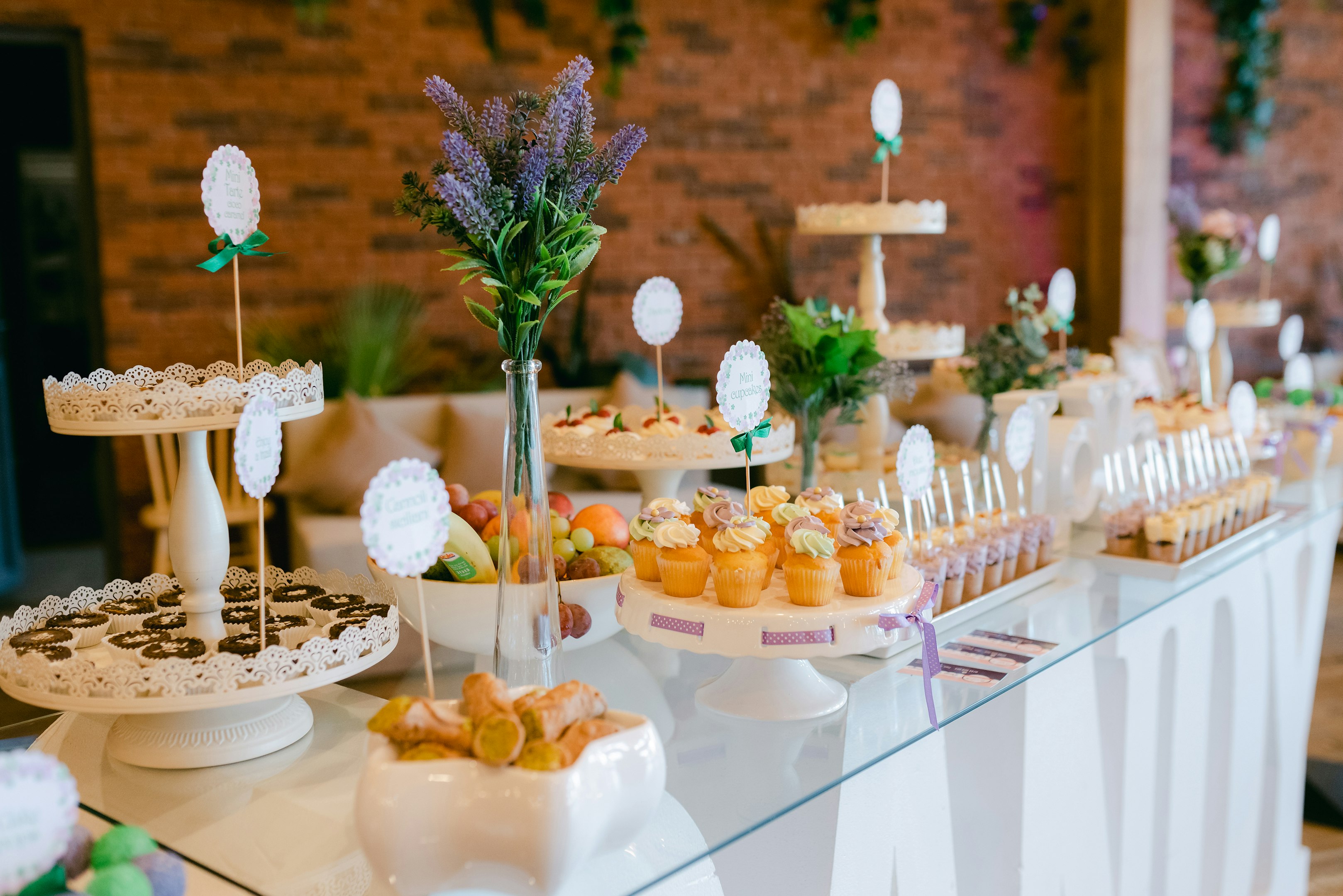 cupcakes en bandeja de cerámica blanca