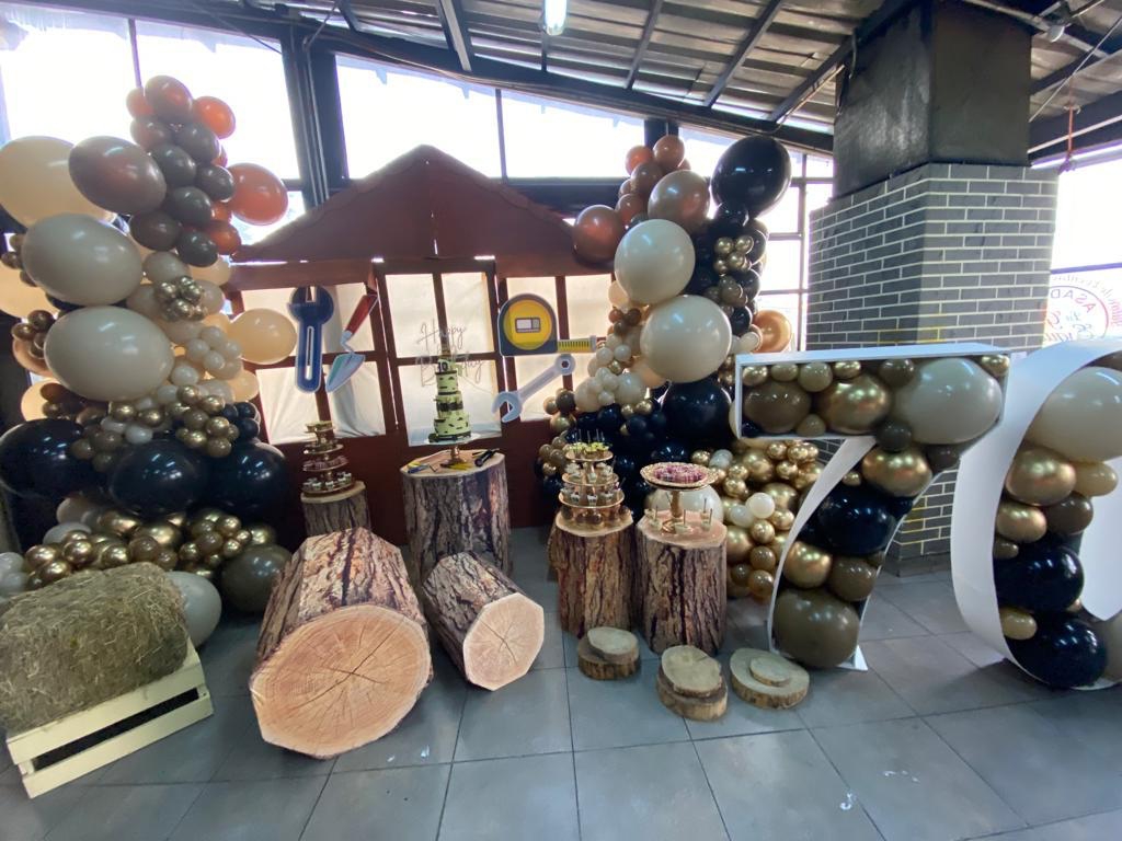 Ventanas 
Color Marron con Fondo Tapizado 
al color que Guste
2.20cm alto X 1 M, cada ventana
4.16cm de ancho 
Alquiler $400.000