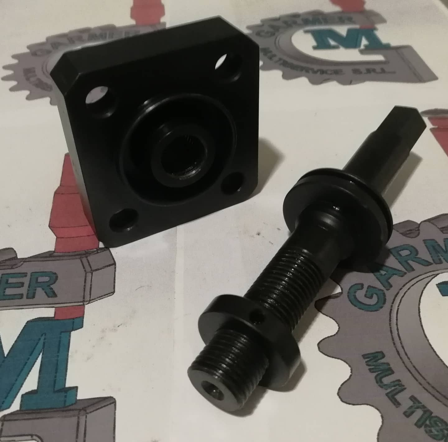 CONJUNTO TORNILLO CON TUERCA TIPO GALLETA EN ACERO AISI 4340 TEMPLADO 